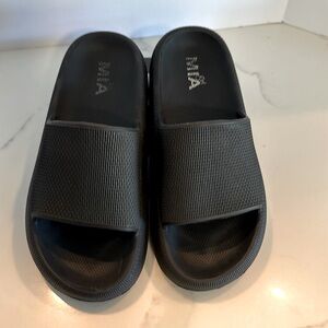 Mia girl size 7 cloud sandals black preowned excellent condition.